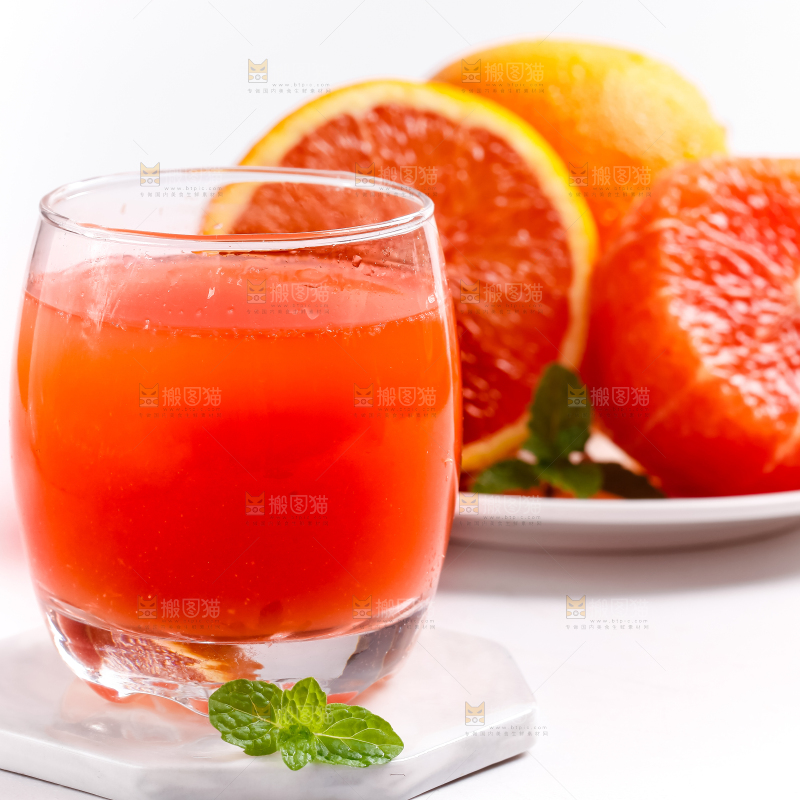 杯子里装着橙子汁