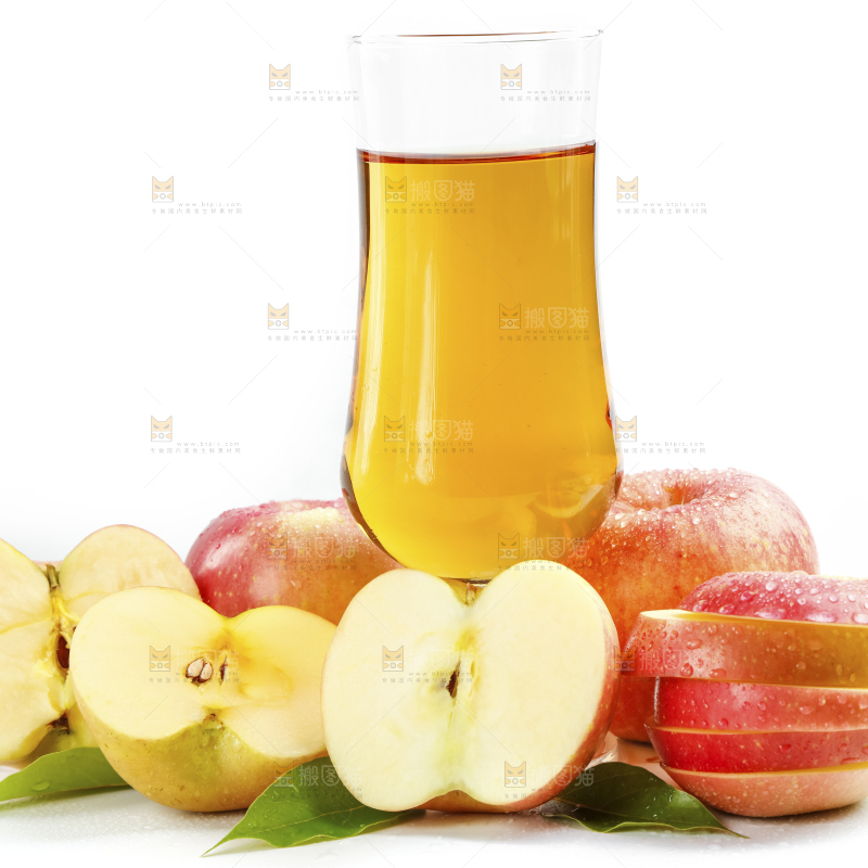 杯子里装着苹果汁