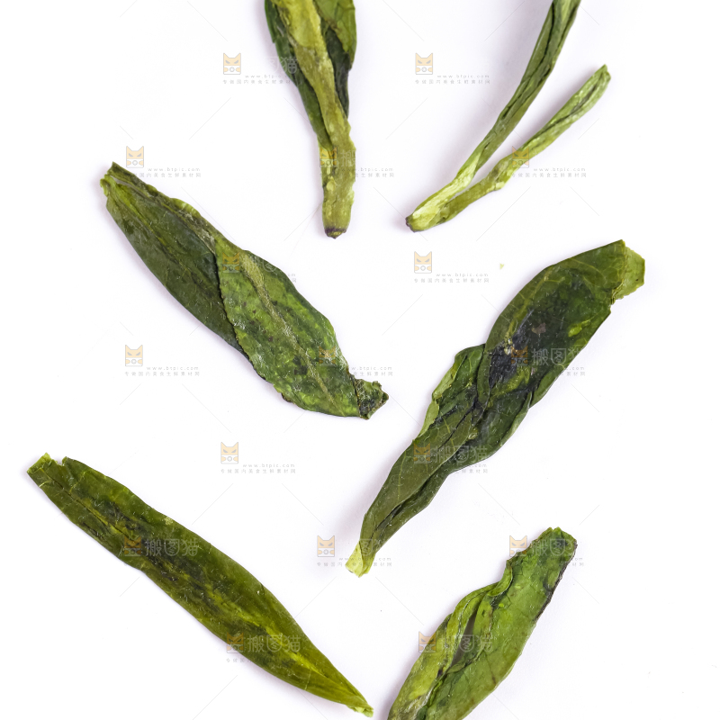 白底上的干茶叶