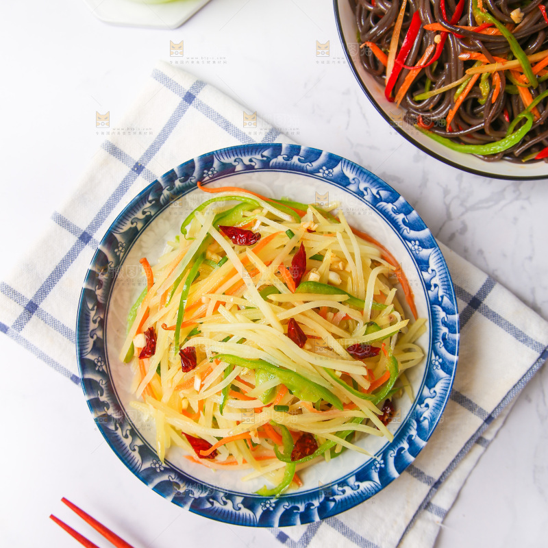 盘子里装着炒土豆丝