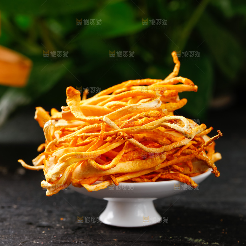 深底上的虫草花