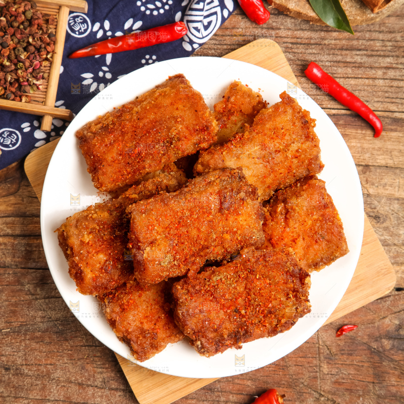 盘子里装着香酥带鱼