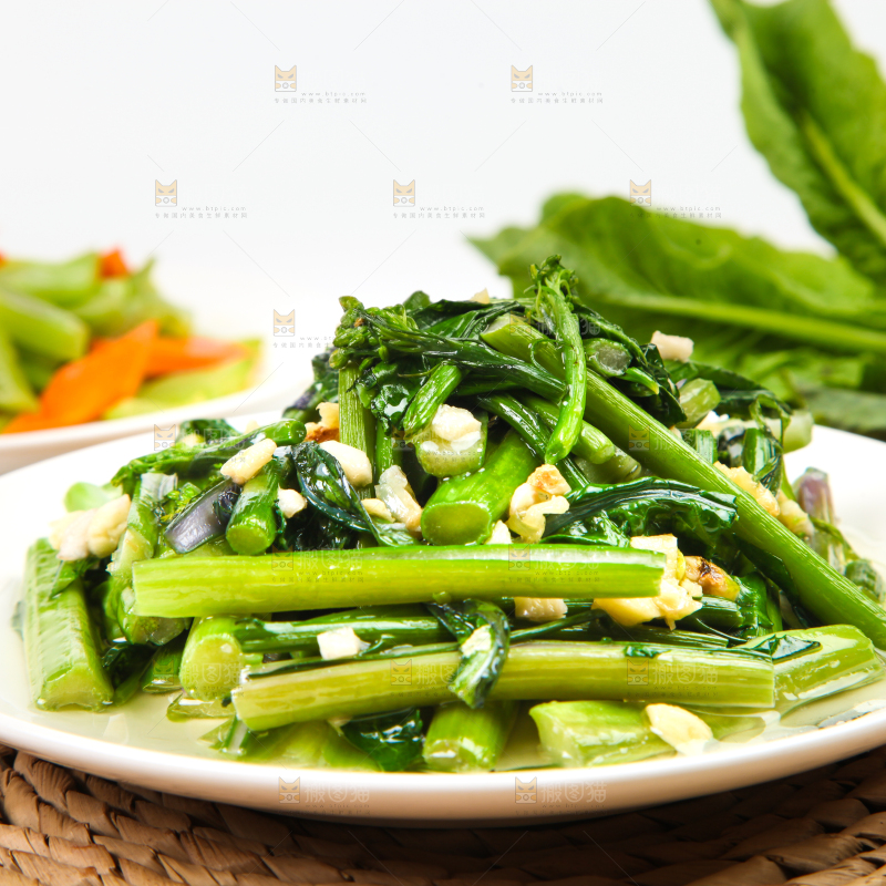 盘子里装着炒菜薹