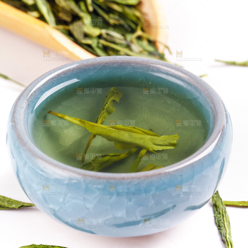 杯子里泡着龙井茶
