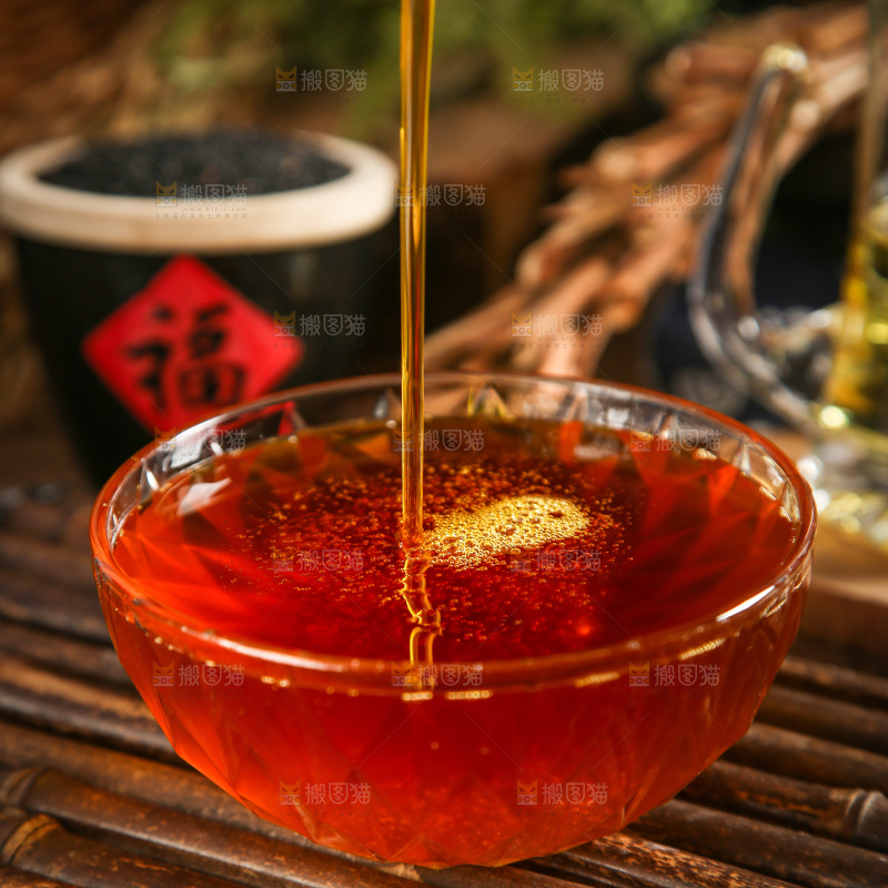 碟子里的料酒