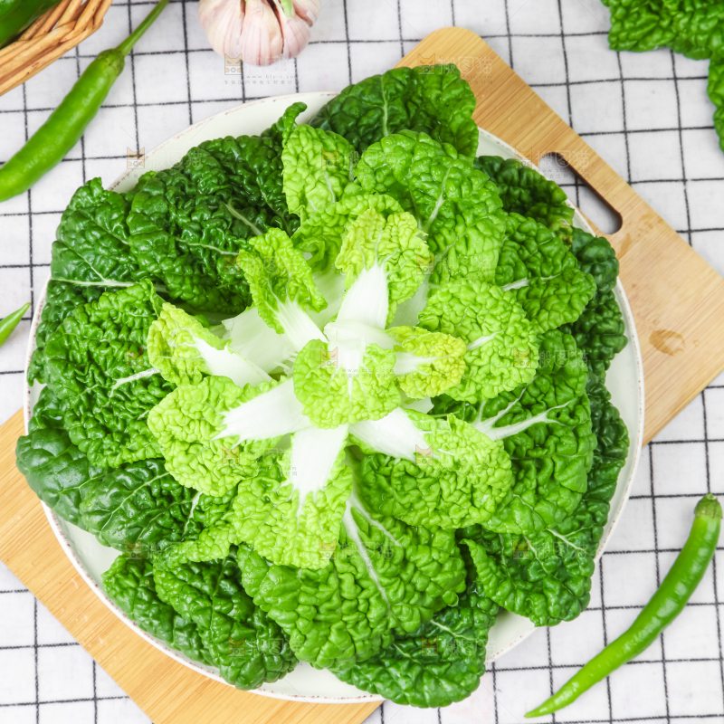木板上的奶油白菜
