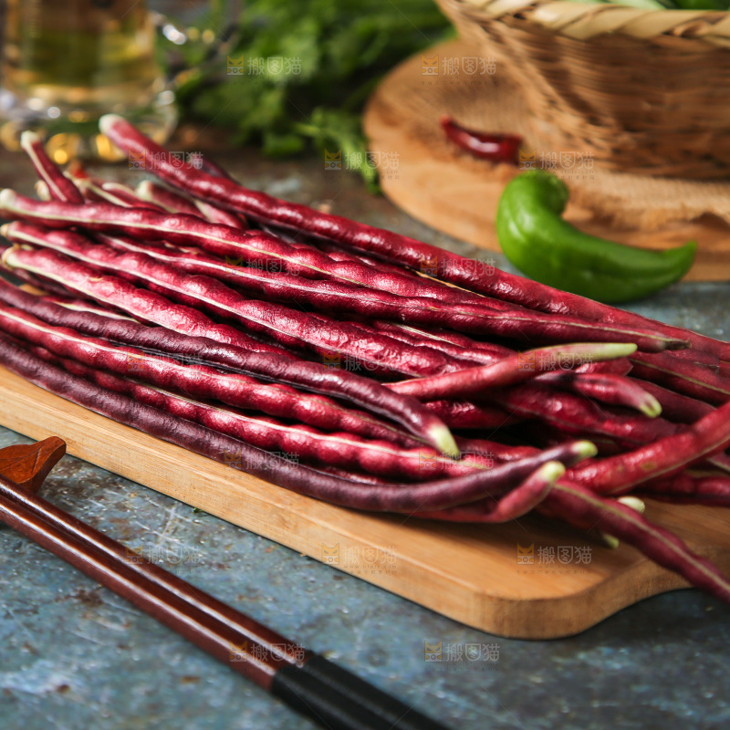 盘子里的紫豆角