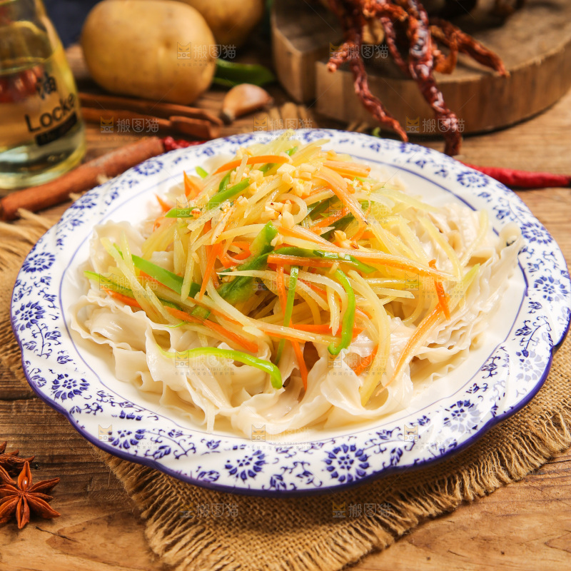 盘子里装着炒土豆丝