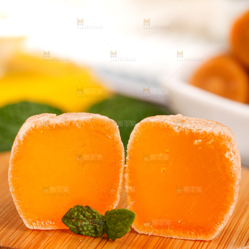 木板上放着水果味软糖