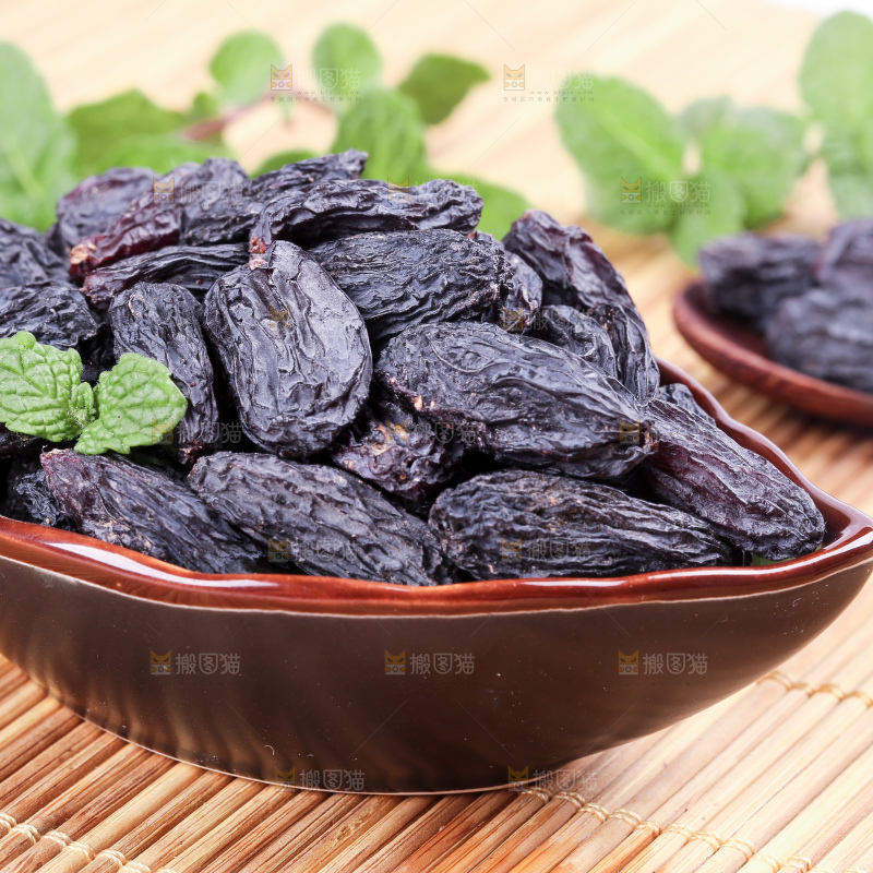 竹底上放着黑加仑葡萄干
