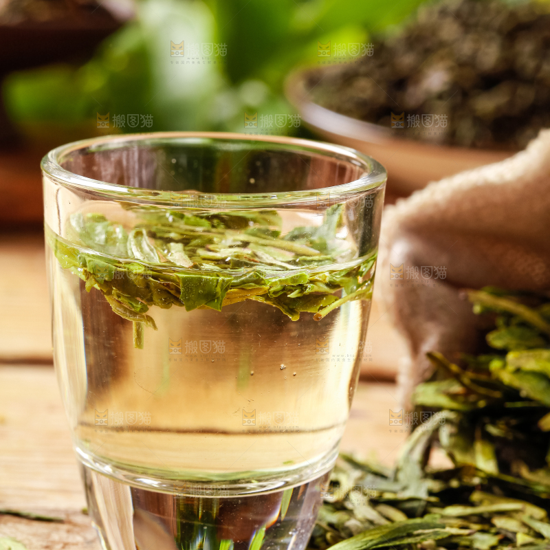 杯子里泡着龙井茶