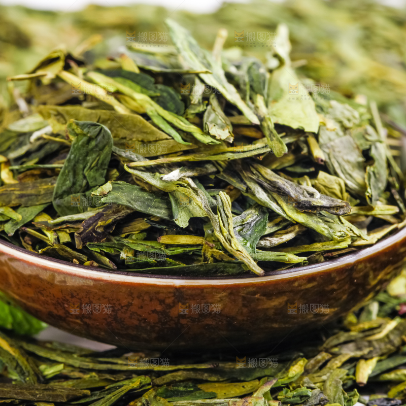 白底上的干茶叶
