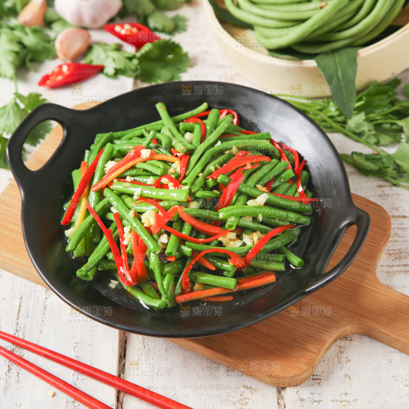 盘子里装着豇豆炒辣椒