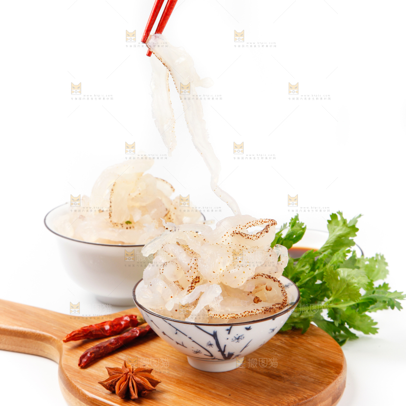 碗里装着海蜇丝