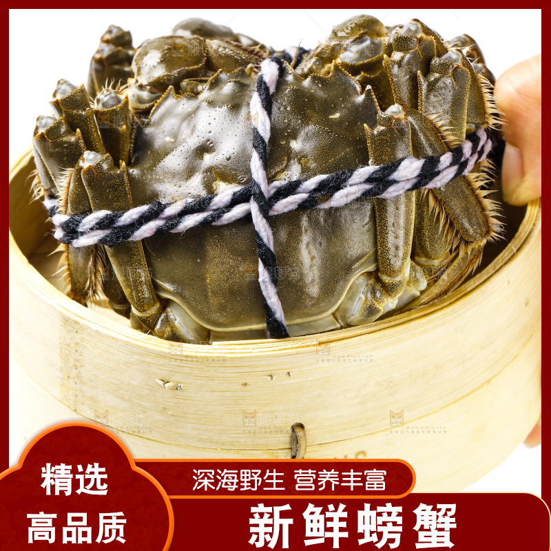 手里拿着鲜活螃蟹