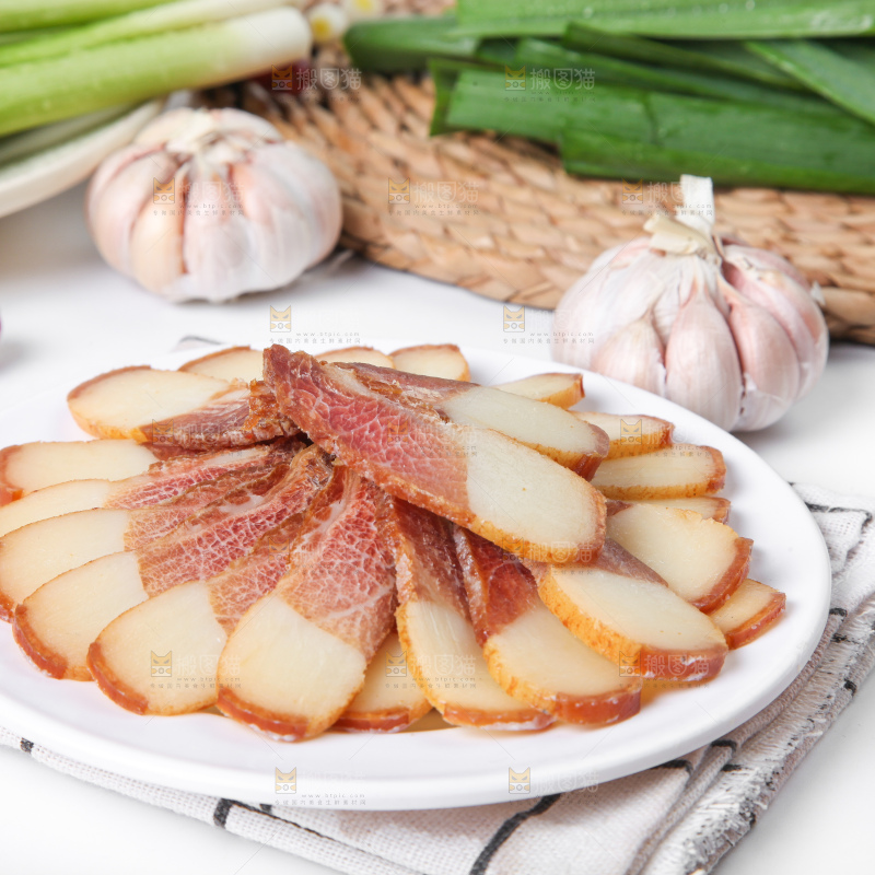 盘子里装着腊肉