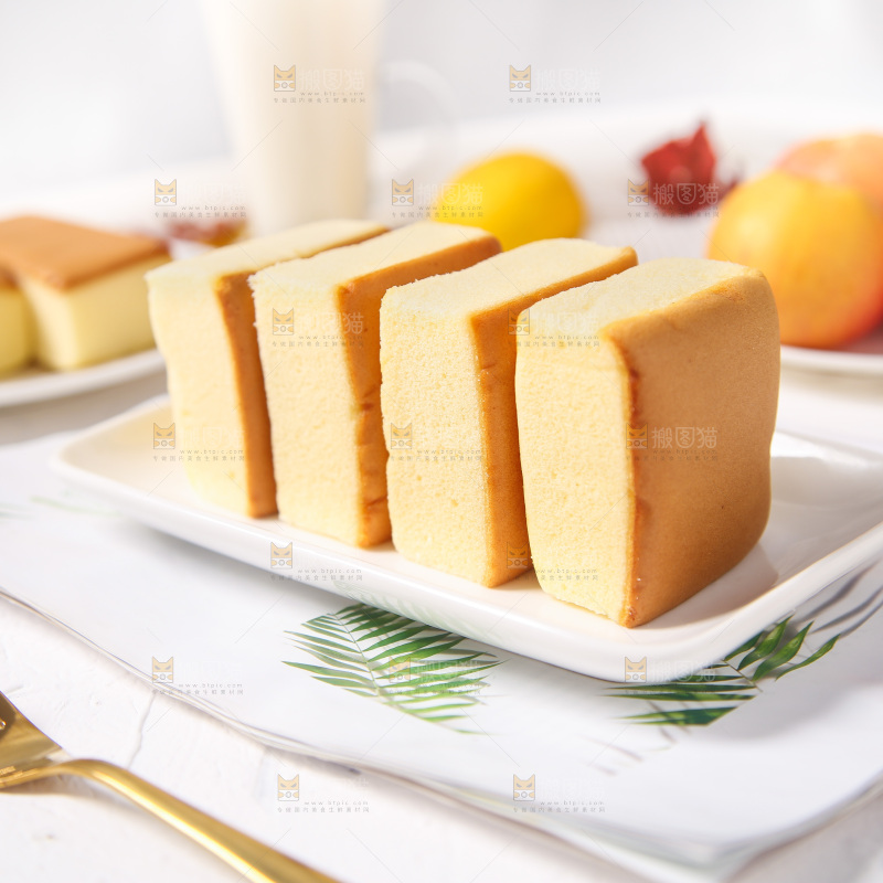 盘子里装着小蛋糕