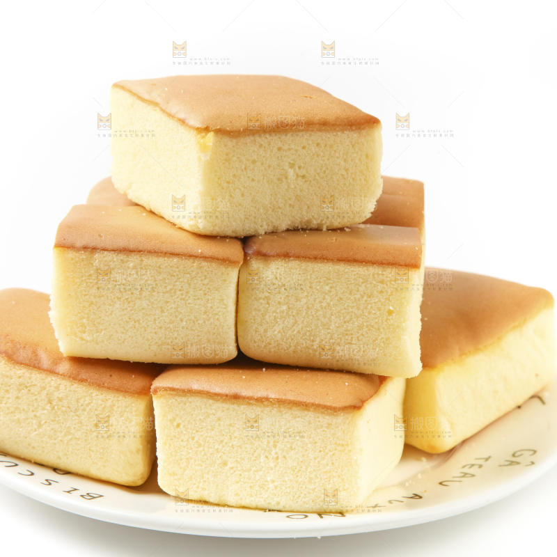 白底上放着小蛋糕