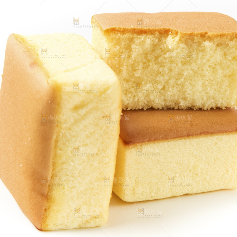 白底上放着小蛋糕