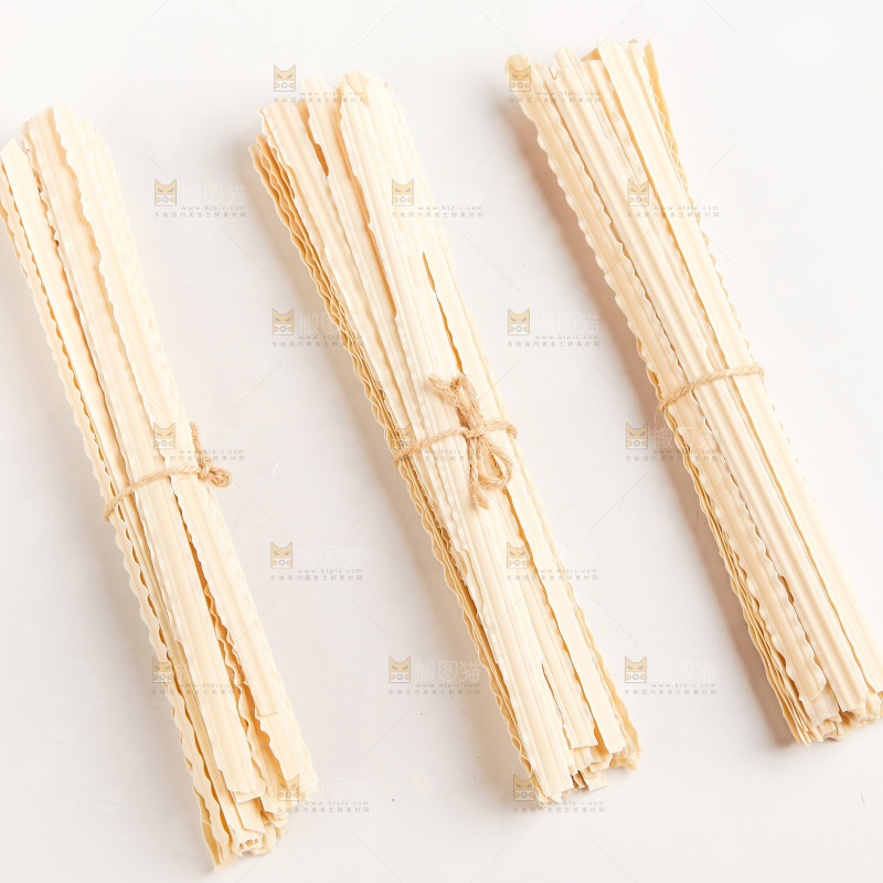 白底上摆着宽面