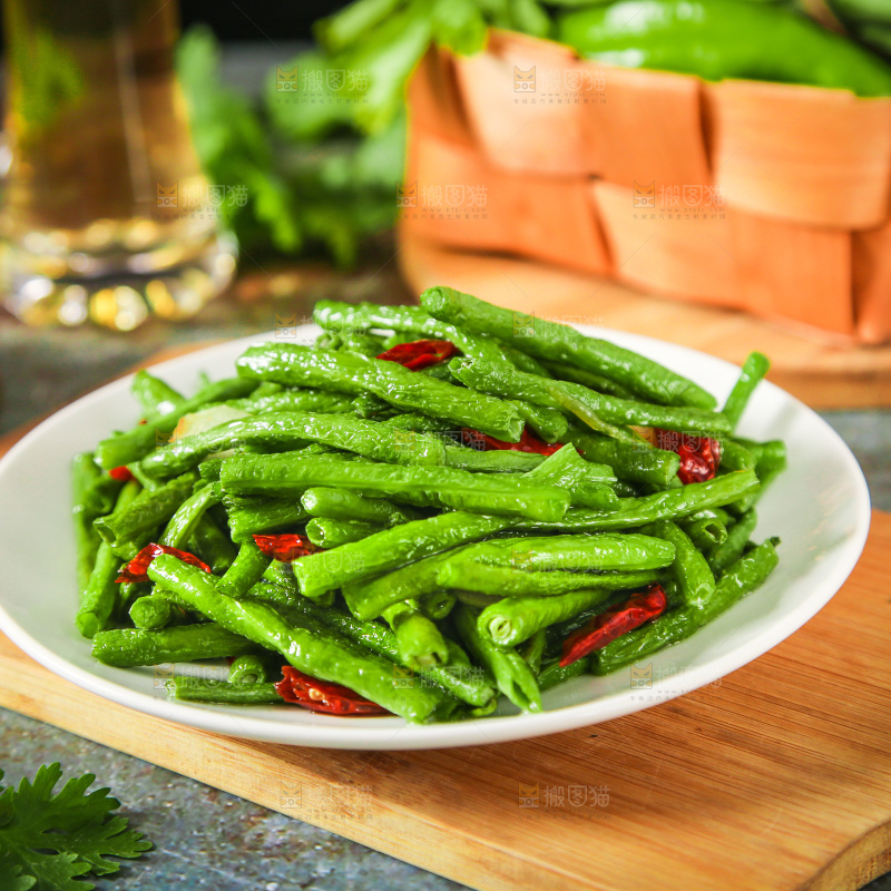 盘子里的豇豆炒辣椒