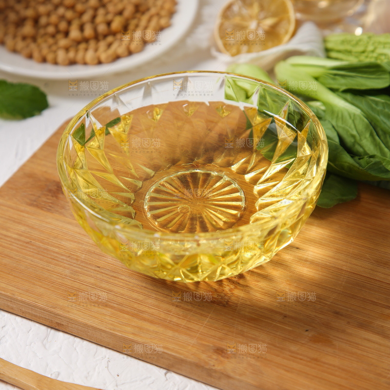 碗里装着食用油