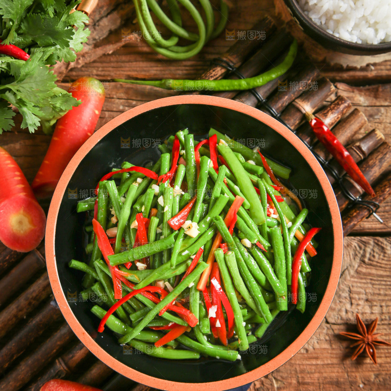 盘子里装着豇豆炒辣椒