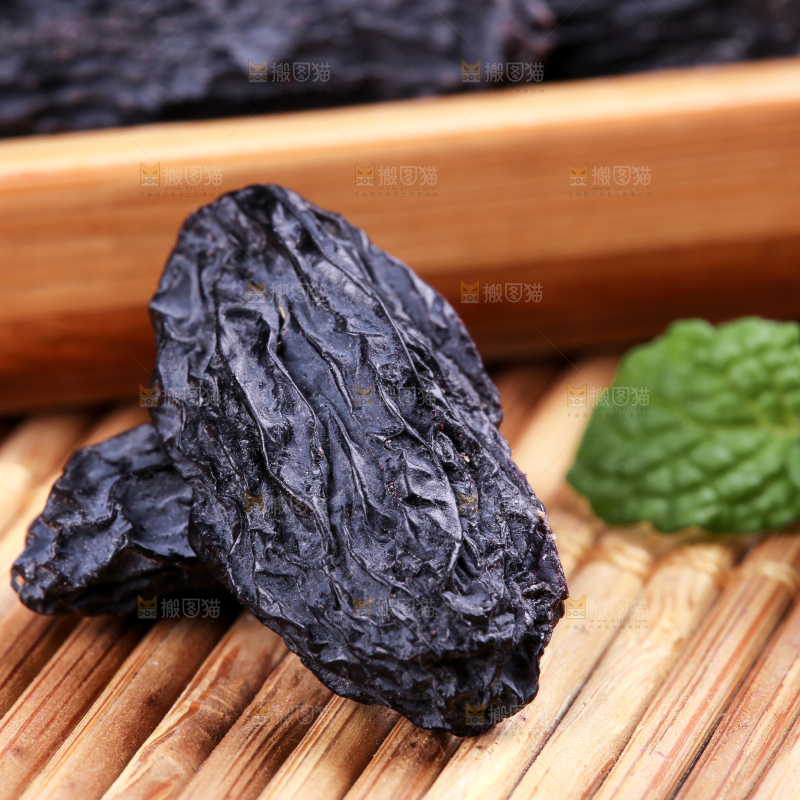 竹底上放着黑加仑葡萄干