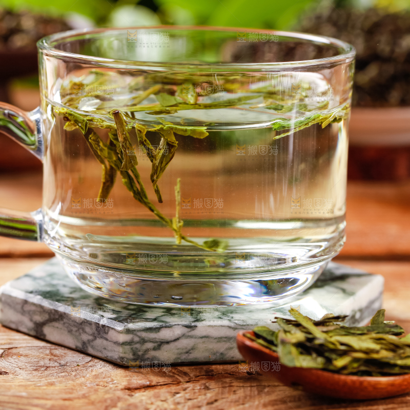 杯子里泡着龙井茶