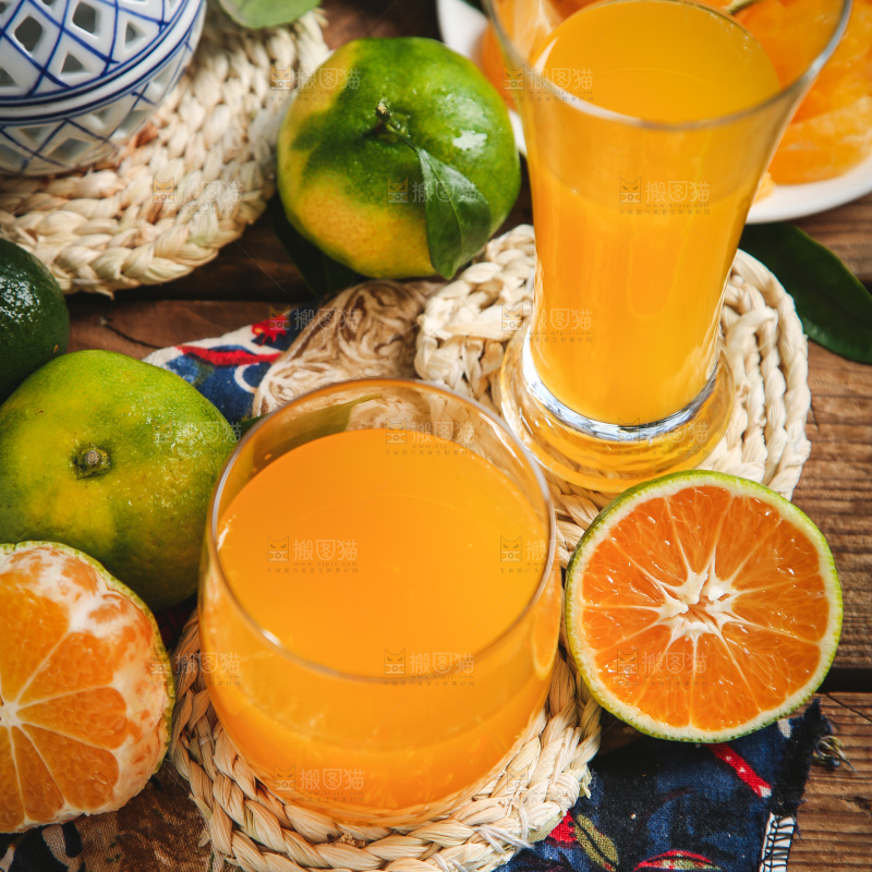 杯子里装着蜜橘汁