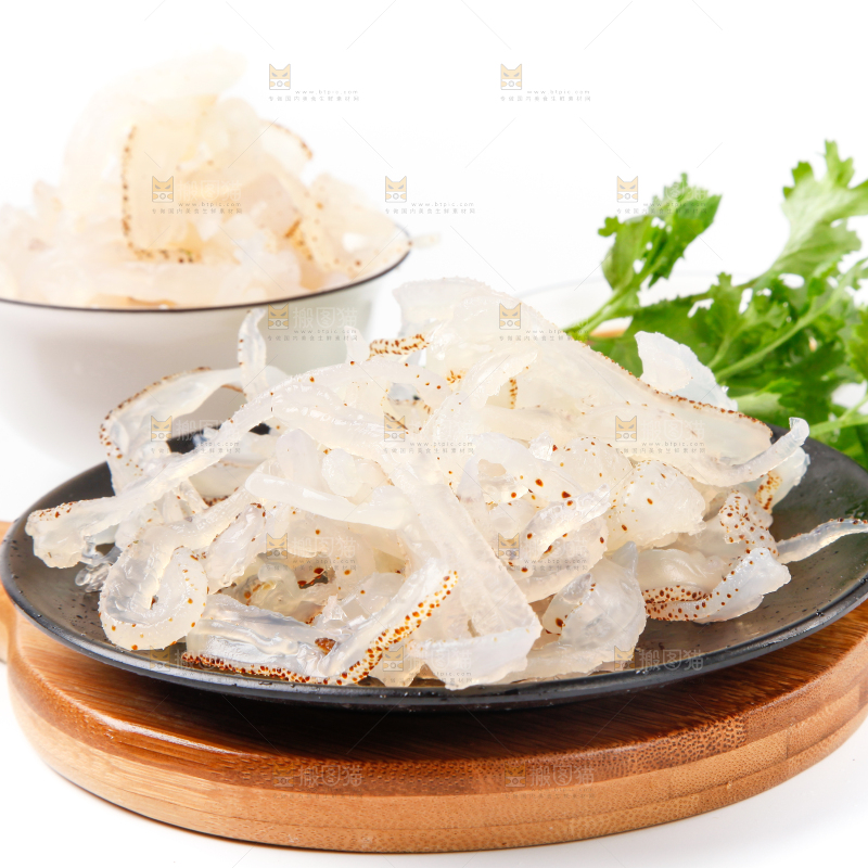 碗里装着海蜇丝