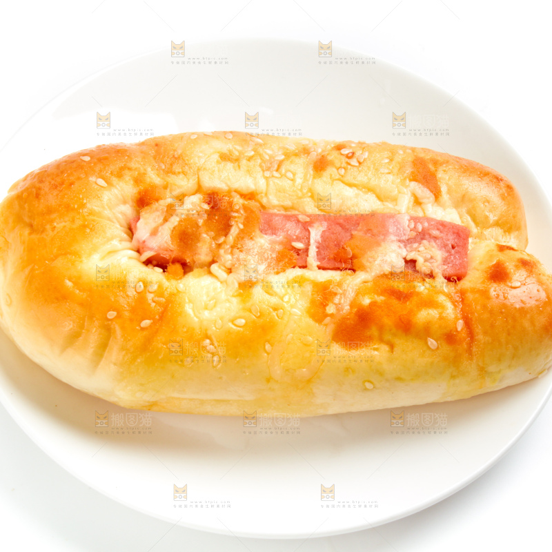 盘子里装着火腿面包