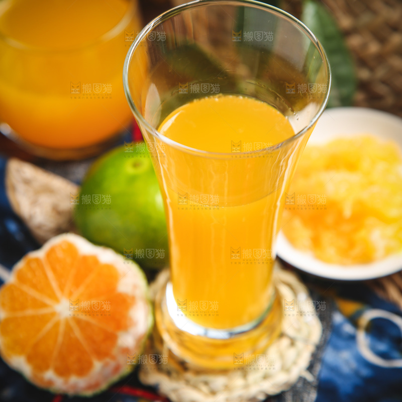 杯子里装着蜜橘汁
