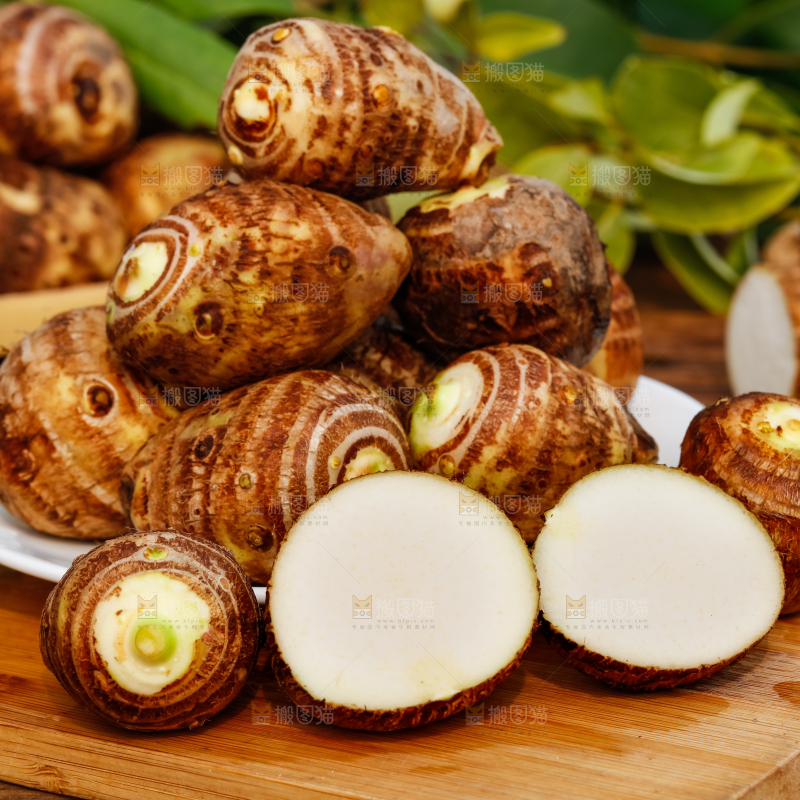 木板上盘子里的牛奶小芋头