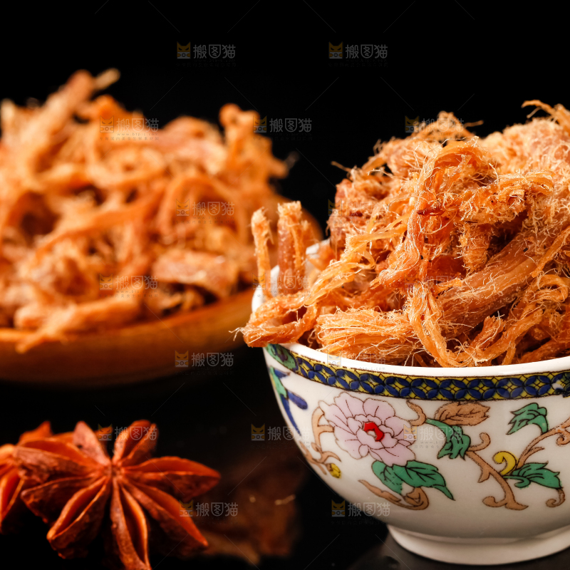 黑底上放着手撕肉干