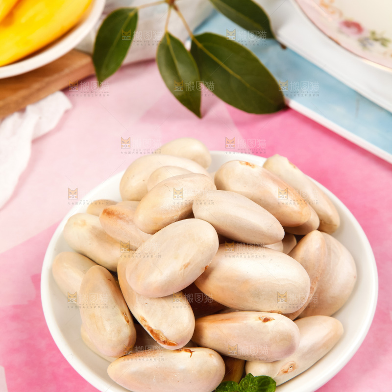 盘子里装着菠萝蜜籽