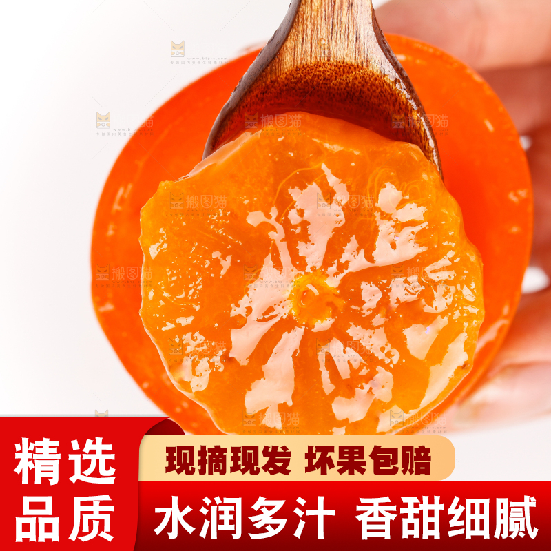 手里拿着新鲜柿子