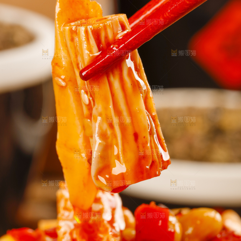 筷子上夹着下饭菜