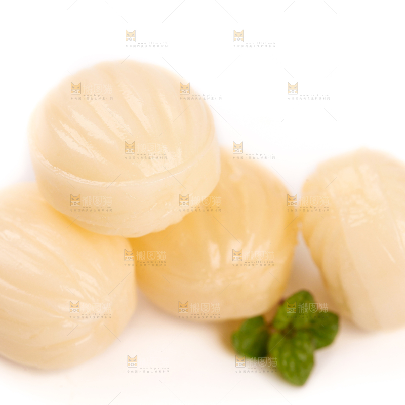 白底上放着牛奶味糖果