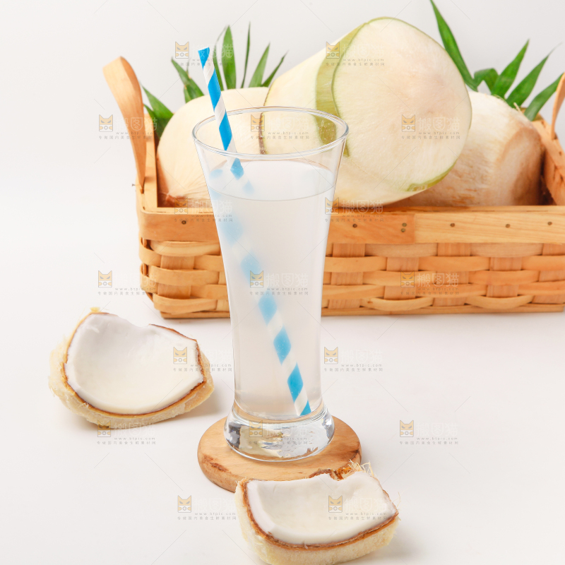 杯子里装着椰子汁