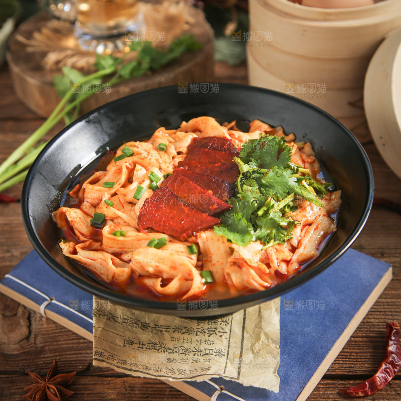 碗里的牛肉刀削面