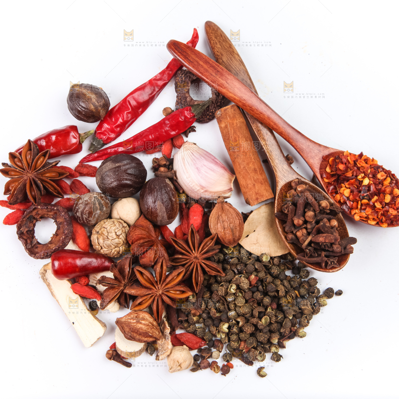 白底上放着香料组合