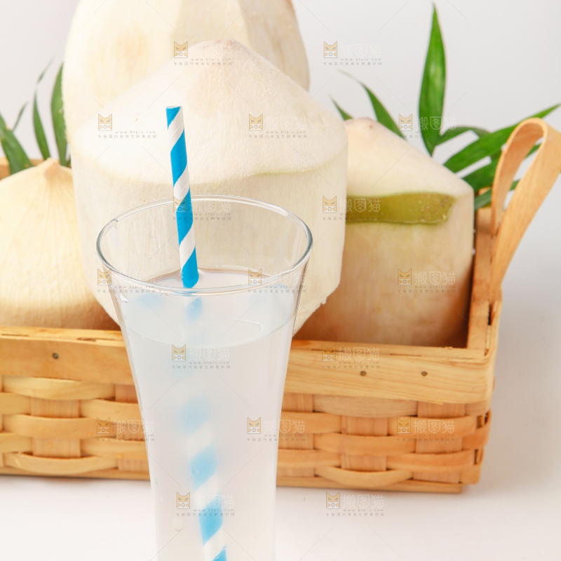 杯子里装着椰子汁