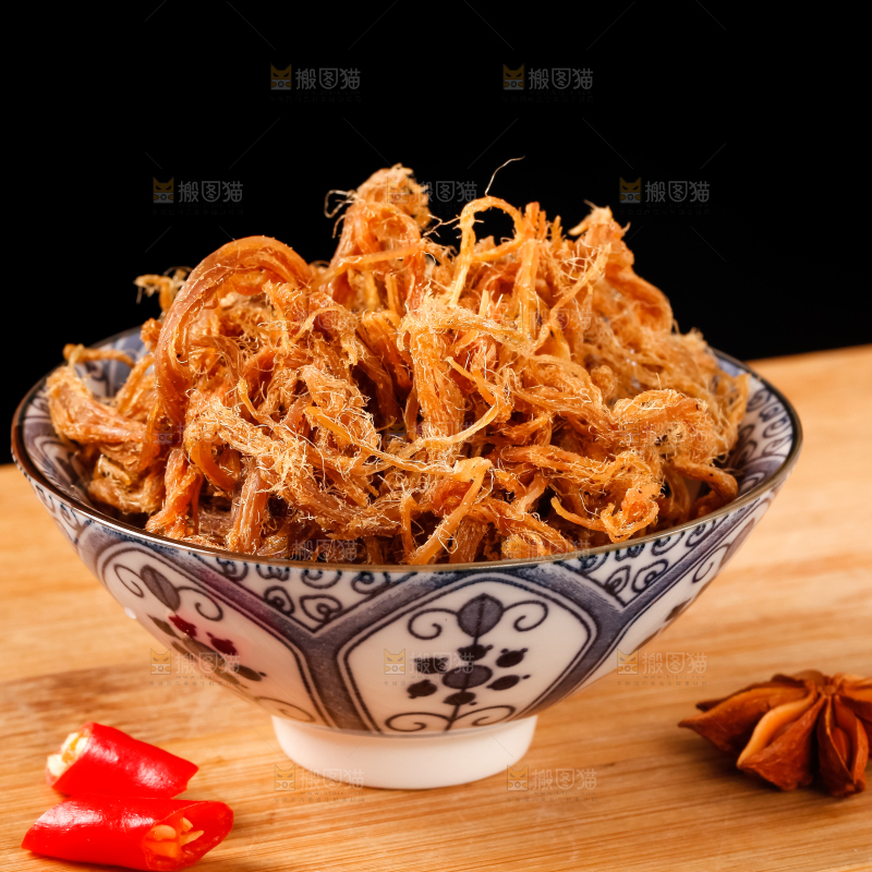 黑底上放着手撕肉干