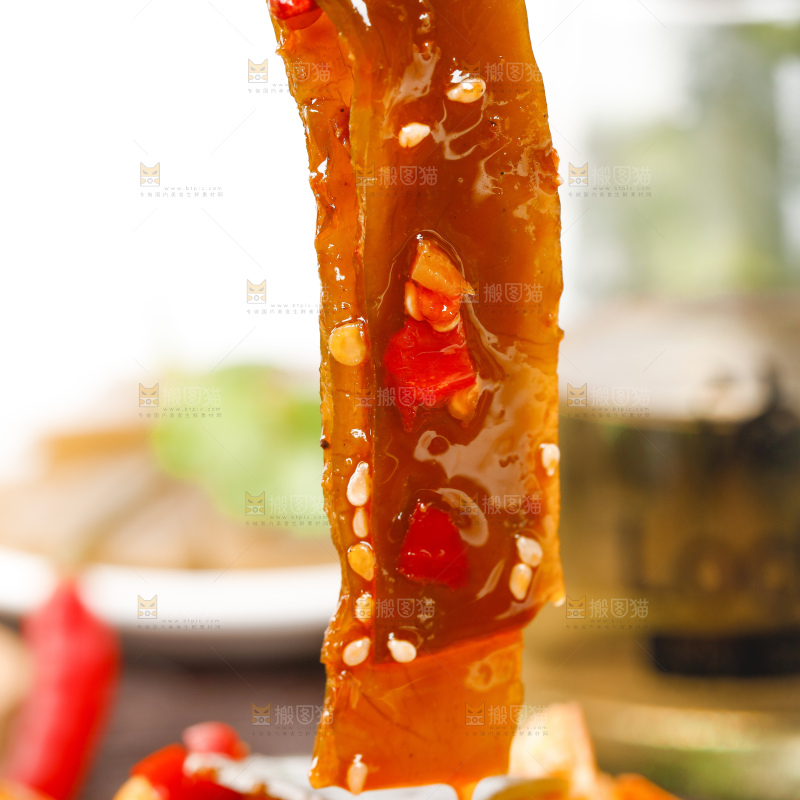 筷子上夹着下饭菜