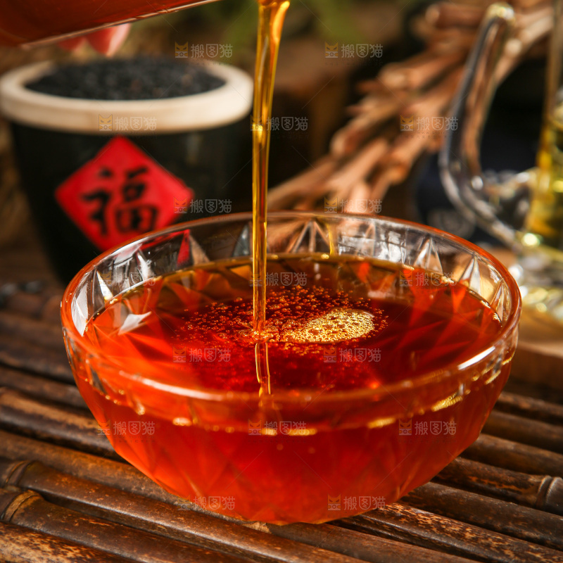 碟子里的料酒