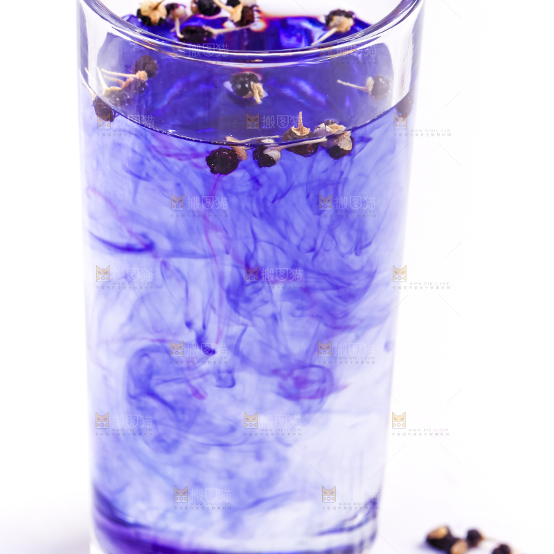 杯子里装着黑枸杞茶