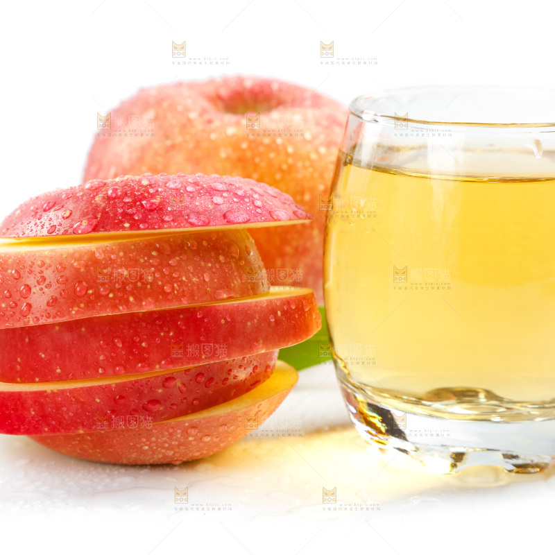 杯子里装着苹果汁