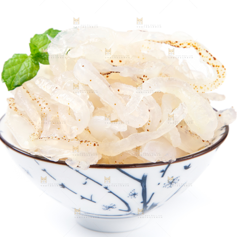 碗里装着海蜇丝