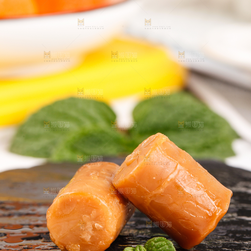 黑石板上放着椰子糖